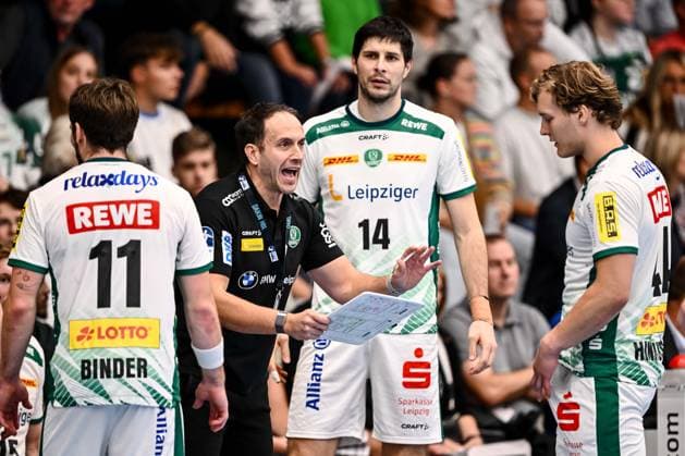 Goeppingen, Deutschland, 01.10.25: Trainer Raul Alonso (SC DHfK Leipzig) gestikuliert, gestik waehrend des DHB Pokal 2 Runde Spiels zwischen FRISCH AUF! Goeppingen vs SC DHfK Leipzig in der EWS Arena am 01. Oktober 2025 in Goeppingen, Deutschland. (Foto von Harry Langer DeFodi Images) Goeppingen, Germany, 01.10.25: Trainer Raul Alonso (SC DHfK Leipzig) gestures during the DHB Pokal 2 Runde match between FRISCH AUF! Goeppingen vs SC DHfK Leipzig at EWS Arena on October 1, 2025 in Goeppingen, Germany. (Photo by Harry Langer DeFodi Images) (Photo by Harry Langer DeFodi Images) Goeppingen, Germany, 01 10 25 Coach Raul Alonso SC DHfK Leipzig gestures, gestures during the DHB Pokal 2 round match between FRISCH AUF Goeppingen vs SC DHfK Leipzig at EWS Arena on October 01 2025 in Goeppingen, Germany Photo by Harry Langer DeFodi Images Goeppingen, Germany, 01 10 25 Trainer Raul Alonso SC DHfK Leipzig gestures during the DHB Pokal 2 Runde match between FRISCH AUF Goeppingen vs SC DHfK Leipzig at EWS Arena on October 1, 2025 in Goeppingen, Germany Photo by Harry Langer DeFodi Images Photo by Harry Langer DeFodi Images