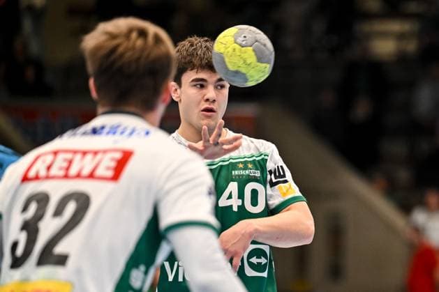 Goeppingen, Deutschland, 01.10.25: Franz Semper (SC DHfK Leipzig) und Elias Newel (FRISCH AUF! Goeppingen) im Zweikampf waehrend des DHB Pokal 2 Runde Spiels zwischen FRISCH AUF! Goeppingen vs SC DHfK Leipzig in der EWS Arena am 01. Oktober 2025 in Goeppingen, Deutschland. (Foto von Harry Langer DeFodi Images) Goeppingen, Germany, 01.10.25: Franz Semper (SC DHfK Leipzig) und Elias Newel (FRISCH AUF! Goeppingen) battle for the ball during the DHB Pokal 2 Runde match between FRISCH AUF! Goeppingen vs SC DHfK Leipzig at EWS Arena on October 1, 2025 in Goeppingen, Germany. (Photo by Harry Langer DeFodi Images) (Photo by Harry Langer DeFodi Images) Goeppingen, Germany, 01 10 25 Franz Semper SC DHfK Leipzig and Elias Newel FRISCH AUF Goeppingen battle for the ball during the DHB Pokal 2 round match between FRISCH AUF Goeppingen vs SC DHfK Leipzig at EWS Arena on October 01, 2025 in Goeppingen, Germany Photo by Harry Langer DeFodi Images Goeppingen, Germany, 01 10 25 Franz Semper SC DHfK Leipzig and Elias Newel FRISCH AUF Goeppingen battle for the ball during the DHB Pokal 2 Runde match between FRISCH AUF Goeppingen vs SC DHfK Leipzig at EWS Arena on October 1, 2025 in Goeppingen, Germany Photo by Harry Langer DeFodi Images Photo by Harry Langer DeFodi Images
