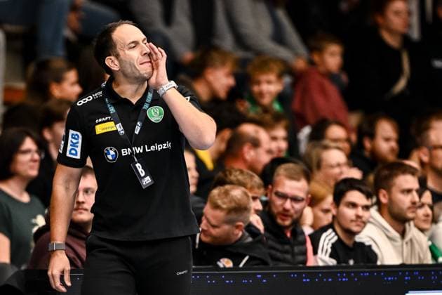 Goeppingen, Deutschland, 01.10.25: Trainer Raul Alonso (SC DHfK Leipzig) gestikuliert, gestik waehrend des DHB Pokal 2 Runde Spiels zwischen FRISCH AUF! Goeppingen vs SC DHfK Leipzig in der EWS Arena am 01. Oktober 2025 in Goeppingen, Deutschland. (Foto von Harry Langer DeFodi Images) Goeppingen, Germany, 01.10.25: Trainer Raul Alonso (SC DHfK Leipzig) gestures during the DHB Pokal 2 Runde match between FRISCH AUF! Goeppingen vs SC DHfK Leipzig at EWS Arena on October 1, 2025 in Goeppingen, Germany. (Photo by Harry Langer DeFodi Images) (Photo by Harry Langer DeFodi Images) Goeppingen, Germany, 01 10 25 Coach Raul Alonso SC DHfK Leipzig gestures, gestures during the DHB Pokal 2 round match between FRISCH AUF Goeppingen vs SC DHfK Leipzig at EWS Arena on October 01 2025 in Goeppingen, Germany Photo by Harry Langer DeFodi Images Goeppingen, Germany, 01 10 25 Trainer Raul Alonso SC DHfK Leipzig gestures during the DHB Pokal 2 Runde match between FRISCH AUF Goeppingen vs SC DHfK Leipzig at EWS Arena on October 1, 2025 in Goeppingen, Germany Photo by Harry Langer DeFodi Images Photo by Harry Langer DeFodi Images