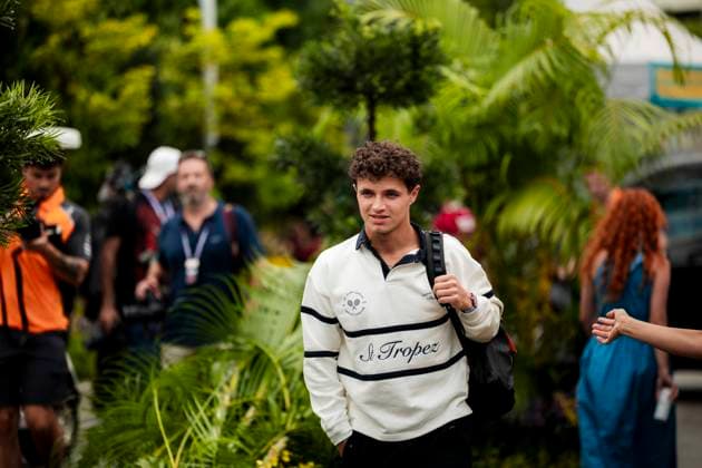 Formula 1 Singapore Airlines Singapore Grand Prix 2025 Alexis Perrin OVERTAKE MAXPPP - Singapore 02 10 2025 04 NORRIS Lando (gbr), McLaren F1 Team, portrait at the Formula 1 Singapore Airlines Singapore Grand Prix 2025, the 18th round of the 2025 FIA Formula 1 World Championship, WM, Weltmeisterschaft at the Marina Bay Street Circuit in Singapore, Singapore, from 2 to 5 October 2025 Singapore Marina Bay Street Circuit Singapore  Copyright: xOVERTAKE MAXPPPxAlexisxPerrinx OVT202510024440 OVT202510024440