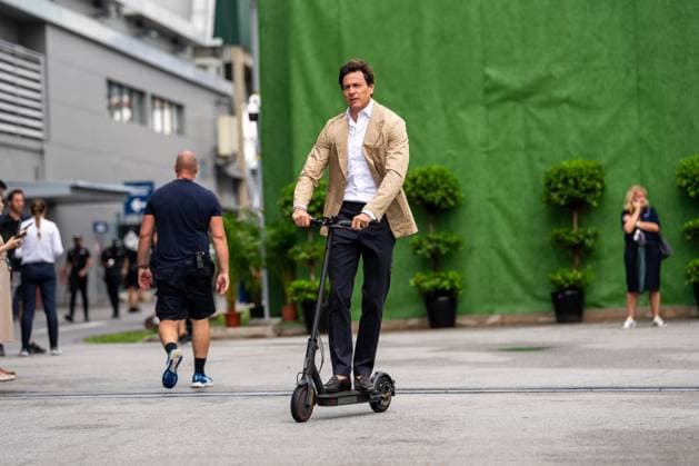 Formula 1 Singapore Airlines Singapore Grand Prix - Arrivals Toto Wolff (AUT) – Team Principal & CEO, Mercedes-AMG PETRONAS Formula One Team on his scooter on Thursday (Media Day) during Formula 1 Singapore Airlines Singapore Grand Prix 2025 at the Marina Bay Street Circuit Singapore on October 2, 2025. Photo by Antoine Lapeyre ABACAPRESS.COM Singapore Singapore  Copyright: xLapeyrexAntoine ABACAx