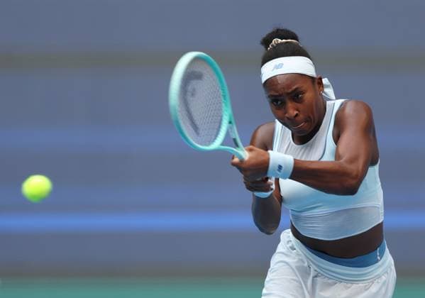 (251002) -- BEIJING, Oct. 2, 2025 -- Coco Gauff of the United States hits a return during the women s singles quarterfinal match between Coco Gauff of the United States and Eva Lys of Germany at 2025 China Open tennis tournament in Beijing, China, Oct. 2, 2025. ) (SP)CHINA-BEIJING-TENNIS-CHINA OPEN-WOMEN S SINGLES (CN) DuxXinyi 
