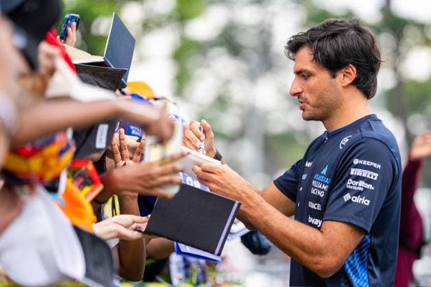Formula 1 Singapore Airlines Singapore Grand Prix - Arrivals Carlos Sainz (Spa) of Williams Racing 55 with the fans on Thursday (Media Day) during Formula 1 Singapore Airlines Singapore Grand Prix 2025 at the Marina Bay Street Circuit Singapore on October 2, 2025. Photo by Antoine Lapeyre ABACAPRESS.COM Singapore Singapore  Copyright: xLapeyrexAntoine ABACAx