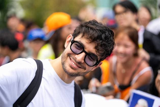 Formula 1 Singapore Airlines Singapore Grand Prix - Arrivals Esteban Ocon (Fra) of Haas F1 Team 31 smiling and interacting with the fans on Thursday (Media Day) during Formula 1 Singapore Airlines Singapore Grand Prix 2025 at the Marina Bay Street Circuit Singapore on October 2, 2025. Photo by Antoine Lapeyre ABACAPRESS.COM Singapore Singapore  Copyright: xLapeyrexAntoine ABACAx