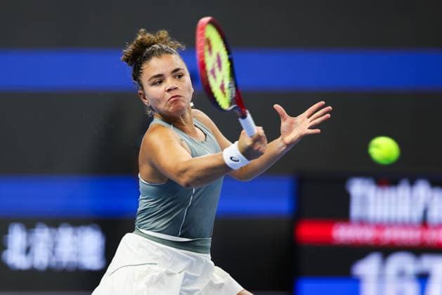 BEIJING, CHINA - OCTOBER 02: Jasmine Paolini of Italy competes in the Women s Singles Quarterfinal match against Amanda Anisimova of the United States on day 11 of the 2025 China Open at the National Tennis Center on October 2, 2025 in Beijing, China.  Copyright: xVCGx 111594633966