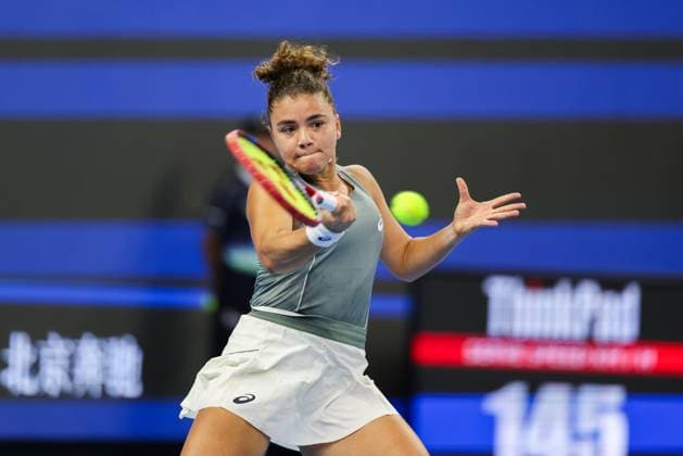 BEIJING, CHINA - OCTOBER 02: Jasmine Paolini of Italy competes in the Women s Singles Quarterfinal match against Amanda Anisimova of the United States on day 11 of the 2025 China Open at the National Tennis Center on October 2, 2025 in Beijing, China.  Copyright: xVCGx 111594633929