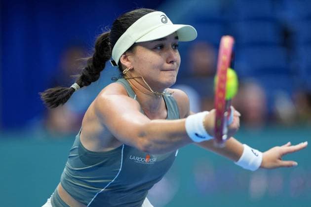 (251002) -- BEIJING, Oct. 2, 2025 -- Eva Lys hits a return during the women s singles quarterfinal match between Coco Gauff of the United States and Eva Lys of Germany at 2025 China Open tennis tournament in Beijing, China, Oct. 2, 2025. ) (SP)CHINA-BEIJING-TENNIS-CHINA OPEN-WOMEN S SINGLES (CN) XiexHan 