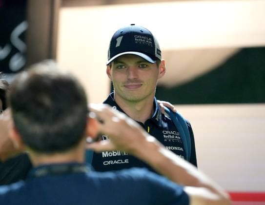 02.10.2025, Marina Bay Street Circuit, Singapore, FORMULA 1 SINGAPORE AIRLINES SINGAPORE GRAND PRIX 2025 , im Bild Max Verstappen (NLD), Oracle Red Bull Racing (Photo by Hasan Bratic DeFodi Images) 02 10 2025, Marina Bay Street Circuit, Singapore, FORMULA 1 SINGAPORE AIRLINES SINGAPORE GRAND PRIX 2025 , in the picture Max Verstappen NLD , Oracle Red Bull Racing Photo by Hasan Bratic DeFodi Images