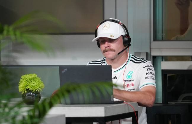 02.10.2025, Marina Bay Street Circuit, Singapore, FORMULA 1 SINGAPORE AIRLINES SINGAPORE GRAND PRIX 2025 , im Bild Ersatzfahrer Valteri Bottas (Photo by Hasan Bratic DeFodi Images) 02 10 2025, Marina Bay Street Circuit, Singapore, FORMULA 1 SINGAPORE AIRLINES SINGAPORE GRAND PRIX 2025 , in the picture substitute driver Valteri Bottas Photo by Hasan Bratic DeFodi Images