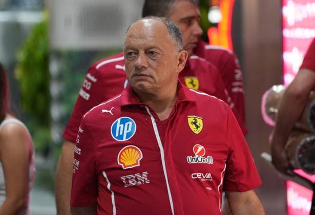 02.10.2025, Marina Bay Street Circuit, Singapore, FORMULA 1 SINGAPORE AIRLINES SINGAPORE GRAND PRIX 2025 , im Bild Teamchef Frederic Vasseur (Scuderia Ferrari) (Photo by Hasan Bratic DeFodi Images) 02 10 2025, Marina Bay Street Circuit, Singapore, FORMULA 1 SINGAPORE AIRLINES SINGAPORE GRAND PRIX 2025 , in the picture Team Principal Frederic Vasseur Scuderia Ferrari Photo by Hasan Bratic DeFodi Images