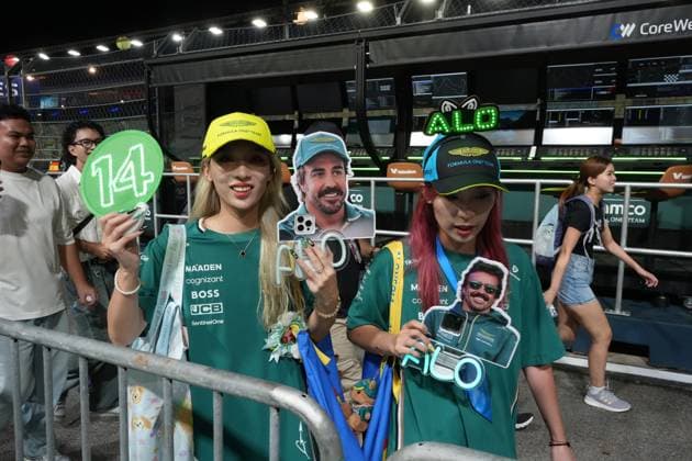 FORMULA 1 SINGAPORE AIRLINES SINGAPORE GRAND PRIX 2025 02 10 2025, Marina Bay Street Circuit, Singapore, FORMULA 1 SINGAPORE AIRLINES SINGAPORE GRAND PRIX 2025 , in the picture fans in the pit lane and on the start-finish straight nordphotoxGmbHx xBratic nph00250
