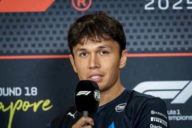 2025 Formula One Singapore Grand Prix Marina Bay Street Circuit, Singapore, Singapore. 2.October.2025; Alexander Albon of Thailand and Williams Racing attend the press conference, PK, Pressekonferenz during Formula One Singapore Grand Prix (Photo by Jay Hirano) Singapore Marina Bay Street Circuit Singapore Copyright: xJayxHiranox