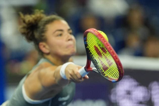 (251002) -- BEIJING, Oct. 2, 2025 -- Jasmine Paolini of Italy hits a return to Amanda Anisimova of the United States during the women s singles quarterfinal match at 2025 China Open tennis tournament in Beijing, China, Oct. 2, 2025. ) (SP)CHINA-BEIJING-TENNIS-CHINA OPEN-WOMEN S SINGLES (CN) XiexHan 