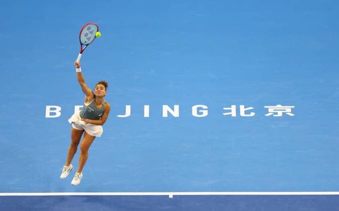 (251002) -- BEIJING, Oct. 2, 2025 -- Jasmine Paolini of Italy serves to Amanda Anisimova of the United States during the women s singles quarterfinal match at 2025 China Open tennis tournament in Beijing, China, Oct. 2, 2025. ) (SP)CHINA-BEIJING-TENNIS-CHINA OPEN-WOMEN S SINGLES (CN) DuxXinyi 
