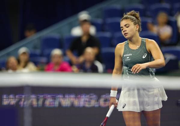 (251002) -- BEIJING, Oct. 2, 2025 -- Jasmine Paolini of Italy reacts while competing against Amanda Anisimova of the United States during the women s singles quarterfinal match at 2025 China Open tennis tournament in Beijing, China, Oct. 2, 2025. ) (SP)CHINA-BEIJING-TENNIS-CHINA OPEN-WOMEN S SINGLES (CN) DuxXinyi 