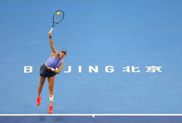 (251002) -- BEIJING, Oct. 2, 2025 -- Amanda Anisimova of the United States serves to Jasmine Paolini of Italy during the women s singles quarterfinal match at 2025 China Open tennis tournament in Beijing, China, Oct. 2, 2025. ) (SP)CHINA-BEIJING-TENNIS-CHINA OPEN-WOMEN S SINGLES (CN) DuxXinyi 