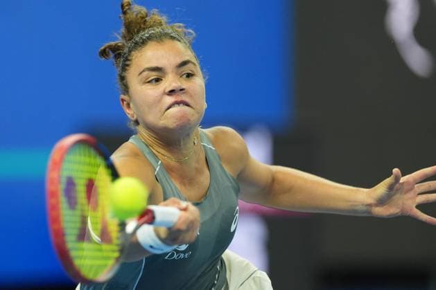 (251002) -- BEIJING, Oct. 2, 2025 -- Jasmine Paolini of Italy hits a return to Amanda Anisimova of the United States during the women s singles quarterfinal match at 2025 China Open tennis tournament in Beijing, China, Oct. 2, 2025. ) (SP)CHINA-BEIJING-TENNIS-CHINA OPEN-WOMEN S SINGLES (CN) XiexHan 