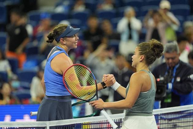 (251002) -- BEIJING, Oct. 2, 2025 -- Jasmine Paolini (R) of Italy greets Amanda Anisimova of the United States after the women s singles quarterfinal match at 2025 China Open tennis tournament in Beijing, China, Oct. 2, 2025. ) (SP)CHINA-BEIJING-TENNIS-CHINA OPEN-WOMEN S SINGLES (CN) XiexHan 