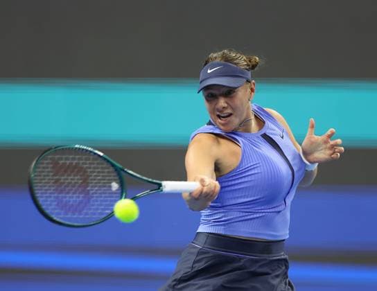 (251002) -- BEIJING, Oct. 2, 2025 -- Amanda Anisimova of the United States hits a return to Jasmine Paolini of Italy during the women s singles quarterfinal match at 2025 China Open tennis tournament in Beijing, China, Oct. 2, 2025. ) (SP)CHINA-BEIJING-TENNIS-CHINA OPEN-WOMEN S SINGLES (CN) DuxXinyi 