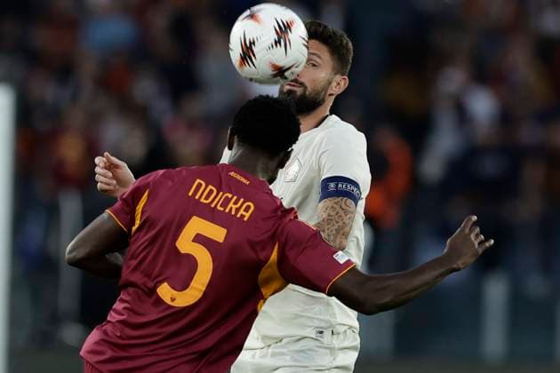 UEFA Europa League AS Roma vs Lille Olympique Sporting Club Lille Mwtropole Roma™s Ivorian defender Evan Ndicka challenges for the ball with Lille s French forward Olivier Giroud during UEFA Europa League phase mech day 2 match between AS Roma vs Lille Olympique Sporting Club Lille Mwtropole at Olimpico stadium on October 02, 2025 in Rome, Italy. _BPH2867 Copyright: xAntonioxBalascox