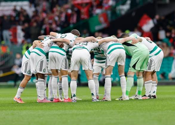 Celtic v S.C. Braga UEFA Europa League Celtic players huddle during the UEFA Europa League match at Celtic Park, Glasgow UK Newspapers OUT Copyright: xFredxPalmerx FIL-22308-0028