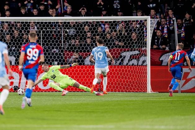 251002 Goalkeeper Robin Olsen of Malmö FF during the UEFA Europa League football match between Viktoria Plzen and Malmö FF on October 2, 2025 in Plzen Photo Petter Arvidson BILDBYRAN kod PA PA1092 fotboll football soccer fotball uefa europa league europa league viktoria plzen malmö ff bbeng bbauto  Copyright: PETTERxARVIDSON BB251002PA072