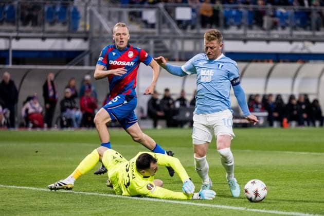 251002 Goalkeeper Martin Jedlicka of Viktoria Plzen and Anders Christiansen of Malmö FF during the UEFA Europa League football match between Viktoria Plzen and Malmö FF on October 2, 2025 in Plzen Photo Petter Arvidson BILDBYRAN kod PA PA1092 fotboll football soccer fotball uefa europa league europa league viktoria plzen malmö ff bbeng bbauto  Copyright: PETTERxARVIDSON BB251002PA077