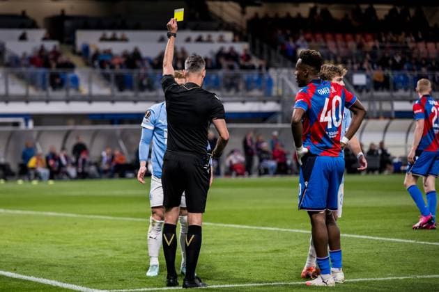 251002 Anders Christiansen of Malmö FF receives a yellow card during the UEFA Europa League football match between Viktoria Plzen and Malmö FF on October 2, 2025 in Plzen Photo Petter Arvidson BILDBYRAN kod PA PA1092 fotboll football soccer fotball uefa europa league europa league viktoria plzen malmö ff bbeng bbauto  Copyright: PETTERxARVIDSON BB251002PA078