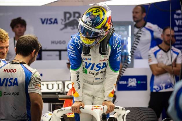 F1 - SINGAPORE GRAND PRIX 2025 HADJAR Isack (fra), Visa Cash App RB F1 Team VCARB02, portrait during the 2025 Formula 1 Singapore Grand Prix, 18th round of the 2025 FIA Formula One World Championship, WM, Weltmeisterschaft from October 3 to 5, 2025 on the Marina Bay Street Circuit, in Singapore - SingaporeSingapore  Copyright: xXavixBonillax