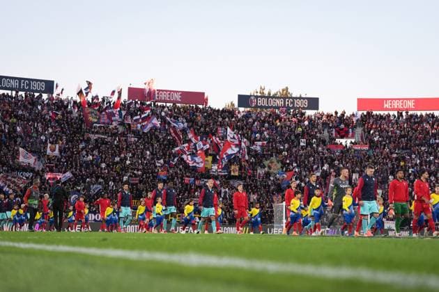 Teams enter the soccer turf for the match during the UEFA Europa League soccer match between Bologna and Freiburg at the Renato DallÕAra Stadium in Bologna, north Italy - Thursday, October 2, 2025 -  Copyright: xMassimoxPaolone LaPressex