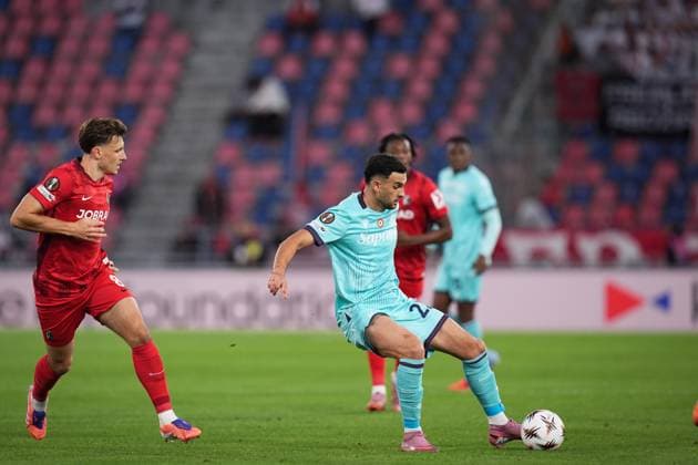Bologna s Charalampos Lykogiannis fights for the ball with Freiburg s Maximilian Eggestein during the UEFA Europa League soccer match between Bologna and Freiburg at the Renato DallÕAra Stadium in Bologna, north Italy - Thursday, October 2, 2025 -  Copyright: xMassimoxPaolone LaPressex