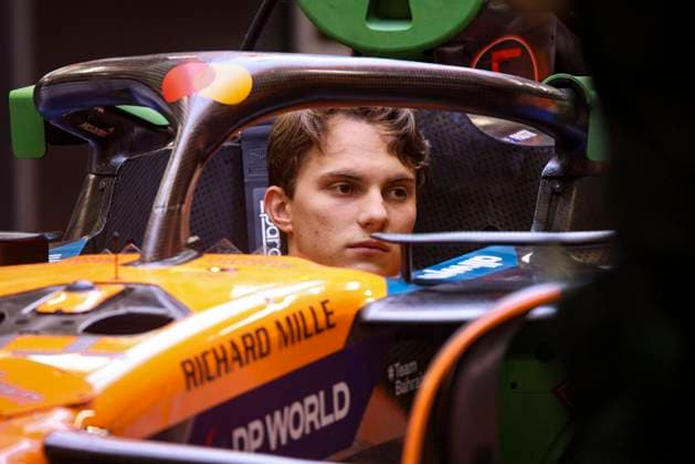 F1 - SINGAPORE GRAND PRIX 2025 PIASTRI Oscar (aus), McLaren F1 Team MCL39, portrait during the 2025 Formula 1 Singapore Grand Prix, 18th round of the 2025 FIA Formula One World Championship, WM, Weltmeisterschaft from October 3 to 5, 2025 on the Marina Bay Street Circuit, in Singapore - SingaporeSingapore  Copyright: xXavixBonillax