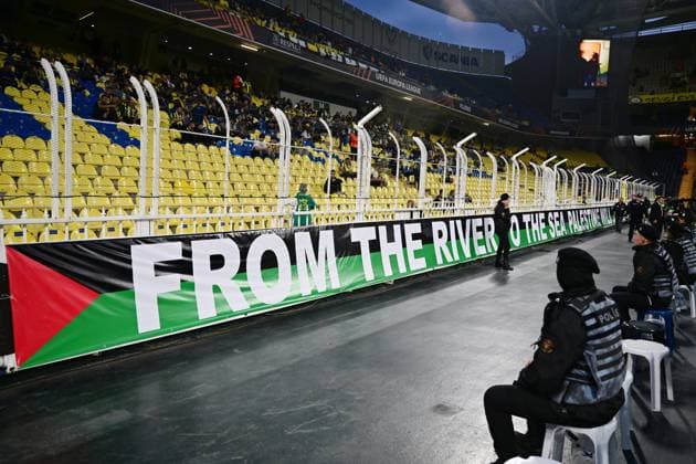 Fenerbahce v Nice - UEFA Europa League ISTANBUL, TURKIYE - OCTOBER 2: Pro-Palestinian banners are seen at the Chobani Stadium ahead of UEFA Europa League second group stage match between Fenerbahce and Nice in Istanbul, Turkiye on October 2, 2025. Serhat Cagdas Anadolu Istanbul Turkey. Editorial use only. Please get in touch for any other usage.  Copyright: x2025xAnadoluxSerhatxCagdasx