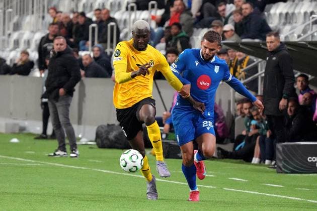 Ibrahim Cisse (L) of KuPS vies the ball with Veton Tusha of Drita during football UEFA Conference League match KuPS vs Drita Kosovo in Tampere, Finland on October 2, 2025. Tampere Finland LKFTVX20251002200235FXQP  Copyright: xMikaxKylmäniemix LKFTVX20251002200235FXQP