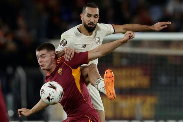 UEFA Europa League AS Roma vs Lille Olympique Sporting Club Lille Mwtropole Roma™s Irish forward Evan Ferguson challenges for the ball with Lille s Algerian midfielder Nabil Bentaleb during UEFA Europa League phase mech day 2 match between AS Roma vs Lille Olympique Sporting Club Lille Mwtropole at Olimpico stadium on October 02, 2025 in Rome, Italy. _BPH3352 Copyright: xAntonioxBalascox