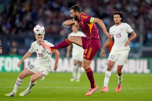 AS Roma v LOSC Lille - UEFA Europa League 2025 26 League Phase MD2 Bryan Cristante of AS Roma controls the ball during the UEFA Europa League MD2 match between AS Roma and LOSC Lille at Stadio Olimpico on October 2, 2025 in Rome, Italy. Rome Stadio Olimpico Lazio Italy Copyright: xGiuseppexMaffiax 251002_UEL_ROMA-LILLE6589