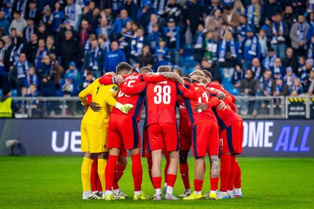 SOCCER - UEFA ECL, Poznan vs Rapid POZNAN,POLAND,02.OCT.25 - SOCCER - UEFA Conference League, KKS Lech Poznan vs SK Rapid Wien. Image shows the Team of SK Rapid Wien in the hudle.  GEPAxpictures xKevinxHackner