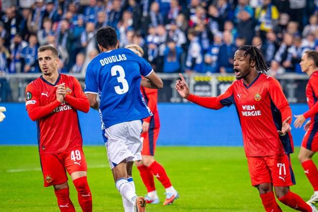 SOCCER - UEFA ECL, Poznan vs Rapid POZNAN,POLAND,02.OCT.25 - SOCCER - UEFA Conference League, KKS Lech Poznan vs SK Rapid Wien. Image shows the disappointment of Andrija Radulovic and Claudy Mbuyi (Rapid) after a disallowed goal because of offside.  GEPAxpictures xKevinxHackner