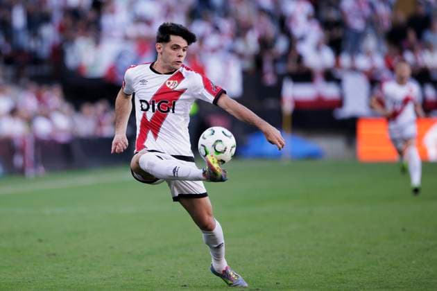 UEFA conference league - Rayo Vallecano vs KF Shkendija MADRID, SPAIN - October2: Fran Perez of Rayo Vallecano controls the ball during the UEFA conference league 2025 26 match between Rayo Vallecano and KF Shkendija at Vallecas Stadium in Madrid. (Photo by Guillermo Martinez) Madrid Vallecas Stadium Spain Copyright: xGuillermoxMartinezx