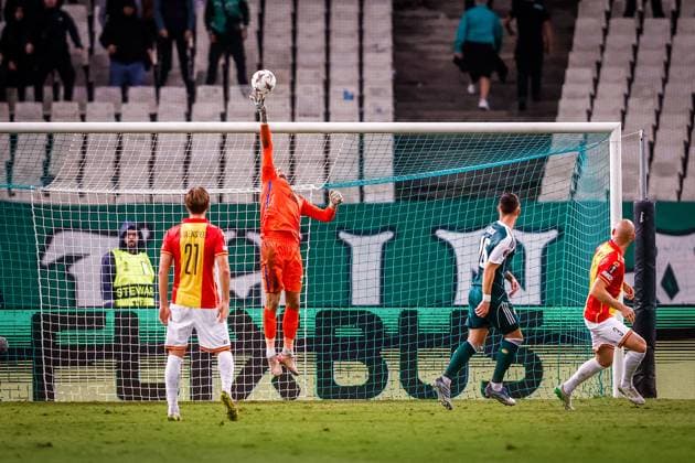 ATHENS , 02-10-2025 , Olympic Athletic Center of Athens Spyros Louis , season 2025 2026 , UEFA Europa League League phase . match between Panathinaikos and Go Ahead Eagles, Picture shows GA Eagles goalkeeper Jari de Busser Panathinaikos - Go Ahead Eagles  x31323428x Copyright: