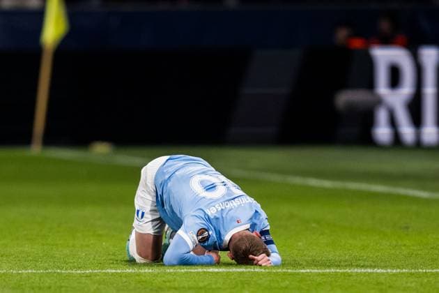 251002 Anders Christiansen of Malmö FF in pain during the UEFA Europa League football match between Viktoria Plzen and Malmö FF on October 2, 2025 in Plzen Photo Petter Arvidson BILDBYRAN kod PA PA1092 fotboll football soccer fotball uefa europa league europa league viktoria plzen malmö ff bbeng  Copyright: PETTERxARVIDSON BB251002PA111