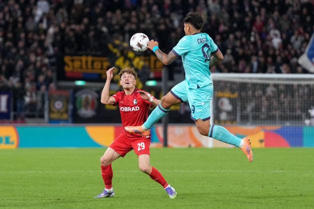 Philipp Treu SC Freiburg, 29 in duel with Santiago Castro FC Bologna, 09 , Italy, Soccer, UEFA Europa League, Matchday 2, League stage, 2025 2026, Bologna FC vs SC Freiburg, 02 10 2025, Stadio Renato Dall™Ara, Bologna, Italy Bologna Stadio Renato Dall™Ara Emilia Romagna Italy Copyright: xArnexAmbergx