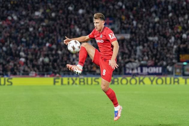 Maximilian Eggestein SC Freiburg, 08 on the ball , Italy, Football, UEFA Europa League, Matchday 2, League phase, 2025 2026, Bologna FC vs SC Freiburg, 02 10 2025, Stadio Renato Dall™Ara, Bologna, Italy Bologna Stadio Renato Dall™Ara Emilia Romagna Italy Copyright: xArnexAmbergx