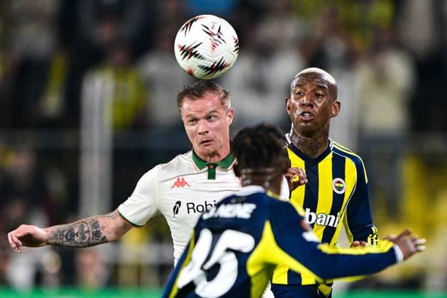 Fenerbahce v Nice - UEFA Europa League ISTANBUL, TURKIYE - OCTOBER 2: Anderson Talisca (R) of Fenerbahce in action against Melvin Bard of Nice during UEFA Europa League football match between Fenerbahce and Nice at Chobani Stadium in Istanbul, Turkiye on October 2, 2025 Serhat Cagdas Anadolu Istanbul Turkey. Editorial use only. Please get in touch for any other usage.  Copyright: x2025xAnadoluxSerhatxCagdasx