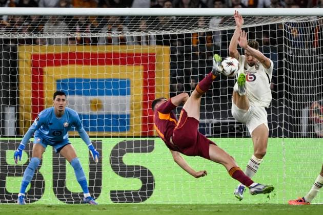Evan Ferguson of AS Roma and Thomas Meunier of LOSC Lille during the UEFA Europa League 2025 2026 football match between AS Roma and LOSC Lille at Stadio Olimpico in Rome (Italy), October 2, 2025. andreaxstaccioli