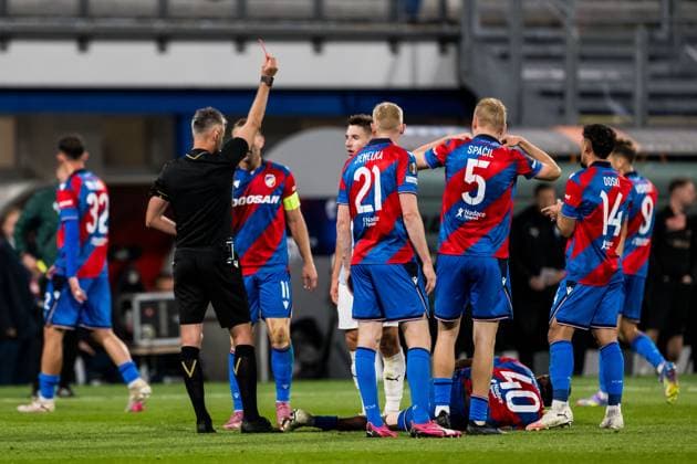 251002 Referee Enea Jorgji calls a red card and Lasse Berg Johnsen of Malmö FF during the UEFA Europa League football match between Viktoria Plzen and Malmö FF on October 2, 2025 in Plzen Photo Petter Arvidson BILDBYRAN kod PA PA1092 fotboll football soccer fotball uefa europa league europa league viktoria plzen malmö ff bbeng  Copyright: PETTERxARVIDSON BB251002PA117