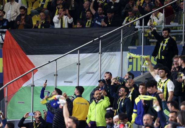 Fenerbahce v Nice - UEFA Europa League ISTANBUL, TURKIYE - OCTOBER 2: Fans of Fenerbahce hold a Palestinian flag during UEFA Europa League football match between Fenerbahce and Nice at Chobani Stadium in Istanbul, Turkiye on October 2, 2025 Ali Atmaca Anadolu Istanbul Turkey. Editorial use only. Please get in touch for any other usage.  Copyright: x2025xAnadoluxAlixAtmacax
