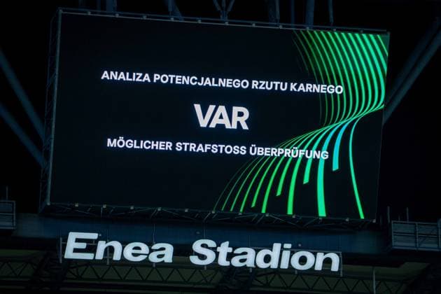 SOCCER - UEFA ECL, Poznan vs Rapid POZNAN,POLAND,02.OCT.25 - SOCCER - UEFA Conference League, KKS Lech Poznan vs SK Rapid Wien. Image shows the scoreboard showing a VAR penalty check because of handball.  GEPAxpictures xKevinxHackner
