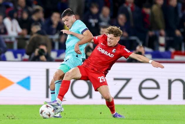 Remo Freuler (FC Bologna) und Philipp Treu (SC Freiburg) kaempfen um den Ball, UEFA Europa League 2025 26 League Phase MD2, Bologna FC 1909 v SC Freiburg, Stadio Renato Dall Ara am 02. October 2025 in Bologna, Italien. (Foto von Marco Steinbrenner DeFodi Images) Remo Freuler (FC Bologna) und Philipp Treu (SC Freiburg) battle for the ball, UEFA Europa League 2025 26 League Phase MD2, Bologna FC 1909 v SC Freiburg, Stadio Renato Dall Ara, October 2, 2025 in Bologna, Italy. (Photo by Marco Steinbrenner DeFodi Images) Remo Freuler FC Bologna and Philipp Treu SC Freiburg battle for the ball, UEFA Europa League 2025 26 League Phase MD2, Bologna FC 1909 v SC Freiburg, Stadio Renato Dall Ara, October 2, 2025 in Bologna, Italy Photo by Marco Steinbrenner DeFodi Images Remo Freuler FC Bologna and Philipp Treu SC Freiburg battle for the ball, UEFA Europa League 2025 26 League Phase MD2, Bologna FC 1909 v SC Freiburg, Stadio Renato Dall Ara, October 2, 2025 in Bologna, Italy Photo by Marco Steinbrenner DeFodi Images