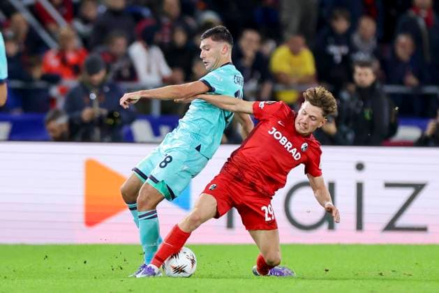 Remo Freuler (FC Bologna) und Philipp Treu (SC Freiburg) kaempfen um den Ball, UEFA Europa League 2025 26 League Phase MD2, Bologna FC 1909 v SC Freiburg, Stadio Renato Dall Ara am 02. October 2025 in Bologna, Italien. (Foto von Marco Steinbrenner DeFodi Images) Remo Freuler (FC Bologna) und Philipp Treu (SC Freiburg) battle for the ball, UEFA Europa League 2025 26 League Phase MD2, Bologna FC 1909 v SC Freiburg, Stadio Renato Dall Ara, October 2, 2025 in Bologna, Italy. (Photo by Marco Steinbrenner DeFodi Images) Remo Freuler FC Bologna and Philipp Treu SC Freiburg battle for the ball, UEFA Europa League 2025 26 League Phase MD2, Bologna FC 1909 v SC Freiburg, Stadio Renato Dall Ara, October 2, 2025 in Bologna, Italy Photo by Marco Steinbrenner DeFodi Images Remo Freuler FC Bologna and Philipp Treu SC Freiburg battle for the ball, UEFA Europa League 2025 26 League Phase MD2, Bologna FC 1909 v SC Freiburg, Stadio Renato Dall Ara, October 2, 2025 in Bologna, Italy Photo by Marco Steinbrenner DeFodi Images